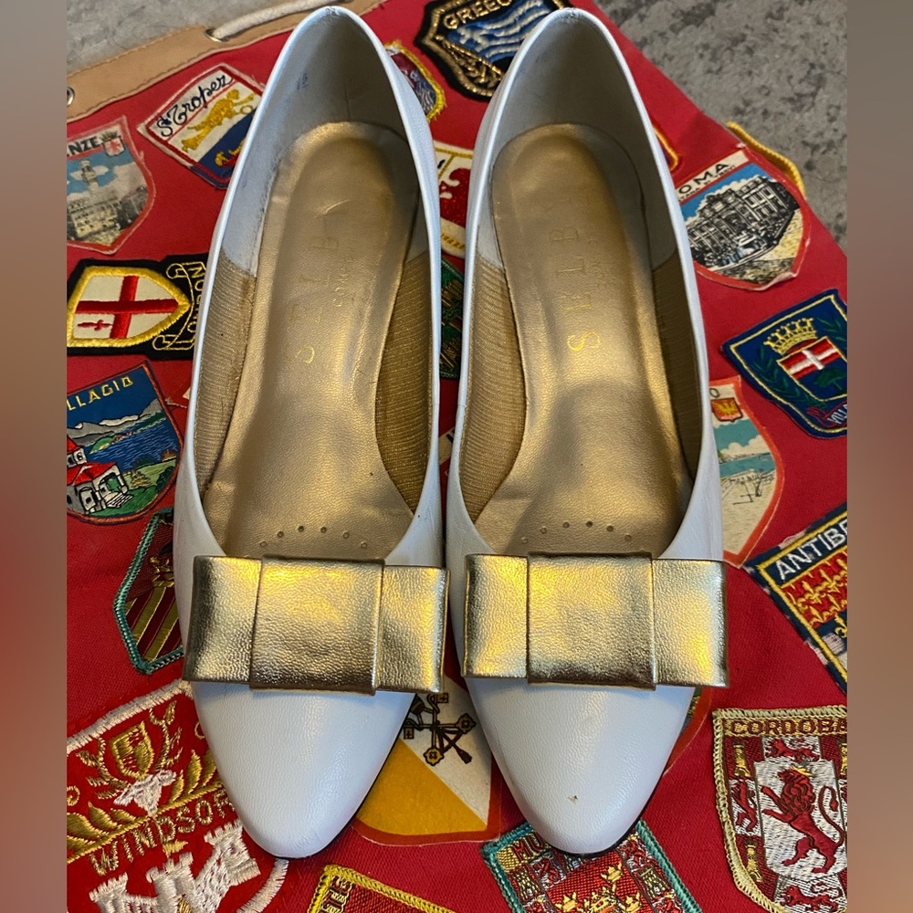 VINTAGE GOLD AND WHITE FLATS